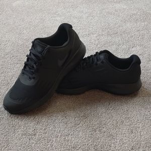 NWOT women's nike shoes
